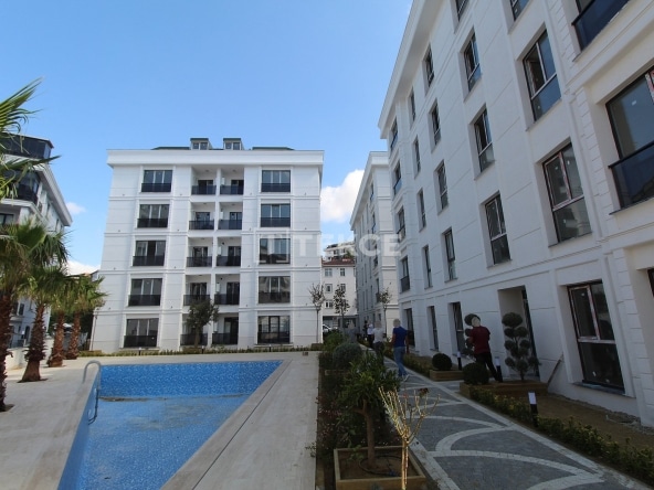 Ist 01442 Properties On An Arterial Road In Istanbul Buyukcekmece Te 98