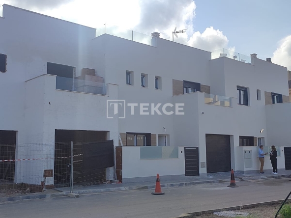 Rmu 00204 Contemporary Townhouses With Gated Garages In Los Belones Te
