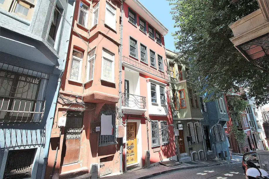 ist 01370 building for sale in istanbul turkey 250 meters from tram te 1.webp