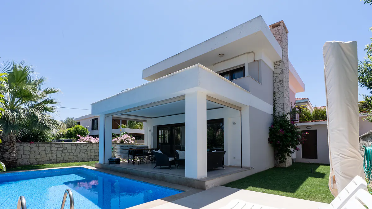 adb 00147 detached villa with garden and pool in cesme izmir te.webp